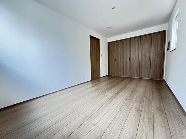 明るい広々とした主寝室でご家族ゆっくりお休みになれますね。