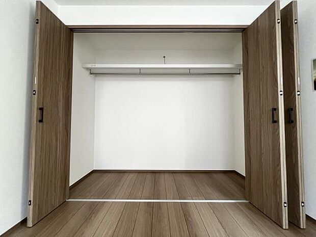 いつでもお部屋をスッキリお使い頂ける収納スペースを設置。