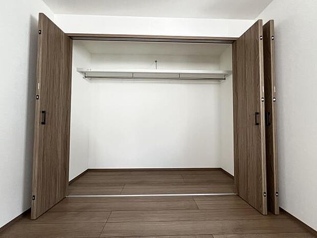 いつでもお部屋をスッキリお使い頂ける収納スペースを設置。