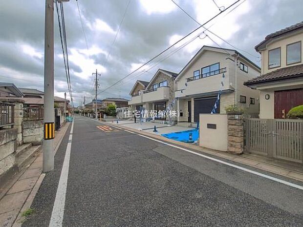 前面道路を含めた現地写真です。