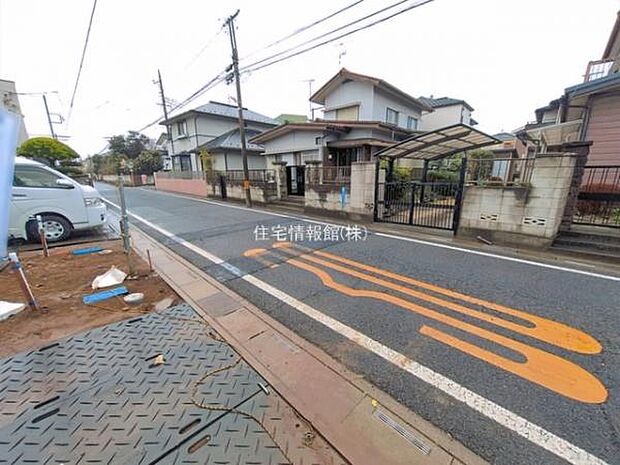 前面道路を含めた現地写真です。