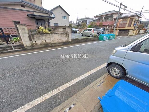 前面道路を含めた現地写真です。