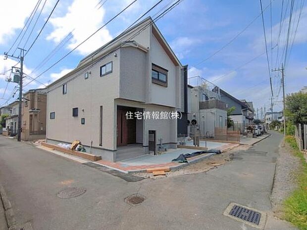 前面道路を含めた現地写真です。