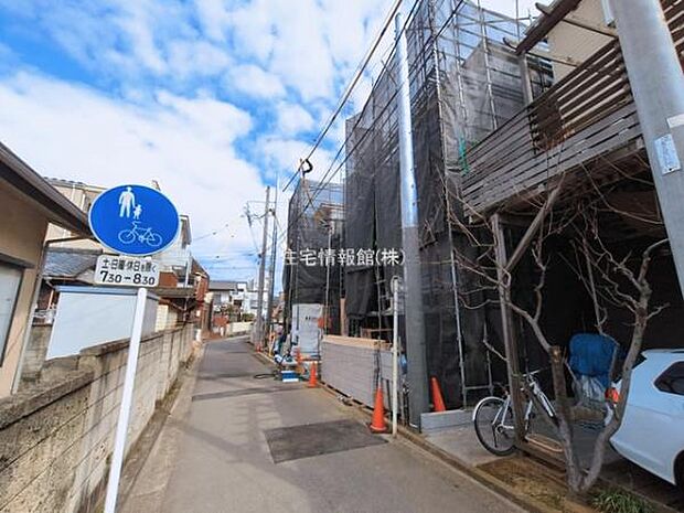 前面道路を含めた現地写真です。