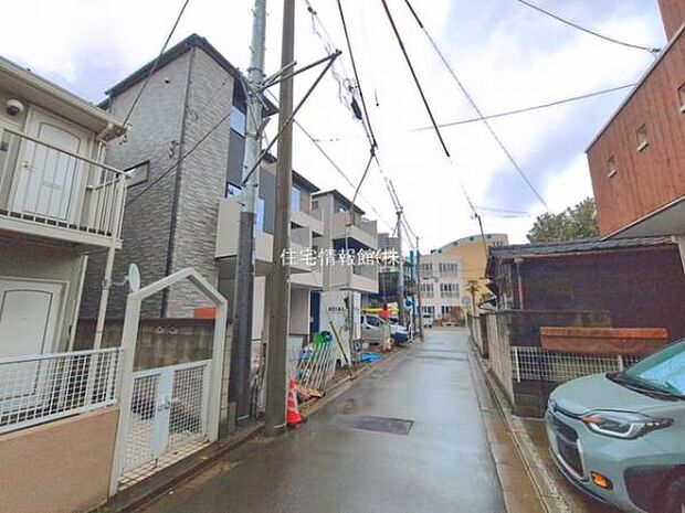 前面道路を含めた現地写真です。