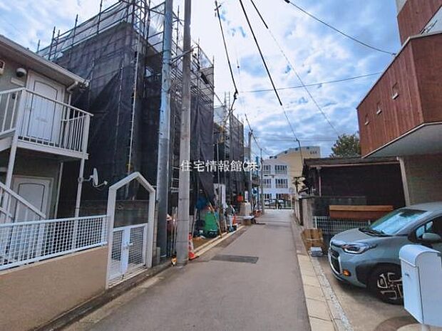 前面道路を含めた現地写真です。