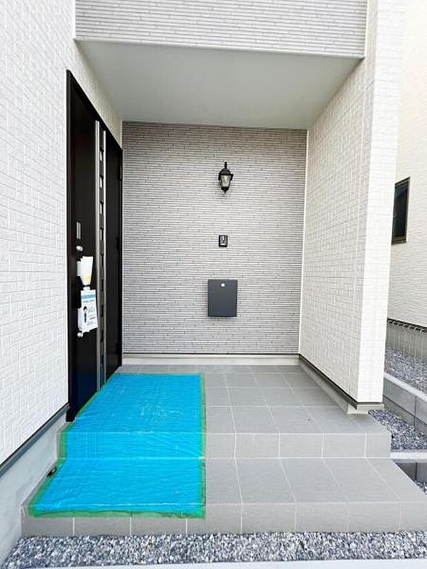 綺麗で明るい玄関でお客様をお迎えいただけます。