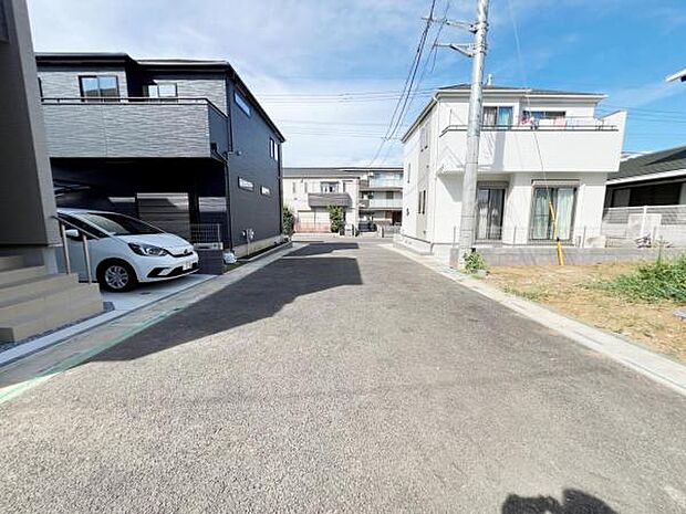前面道路を含めた現地写真です。
