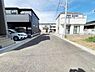 外観：前面道路を含めた現地写真です。