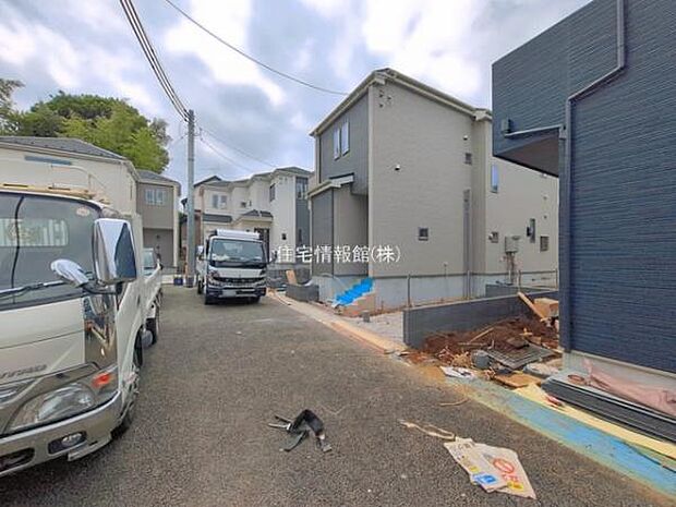 前面道路を含めた現地写真です。