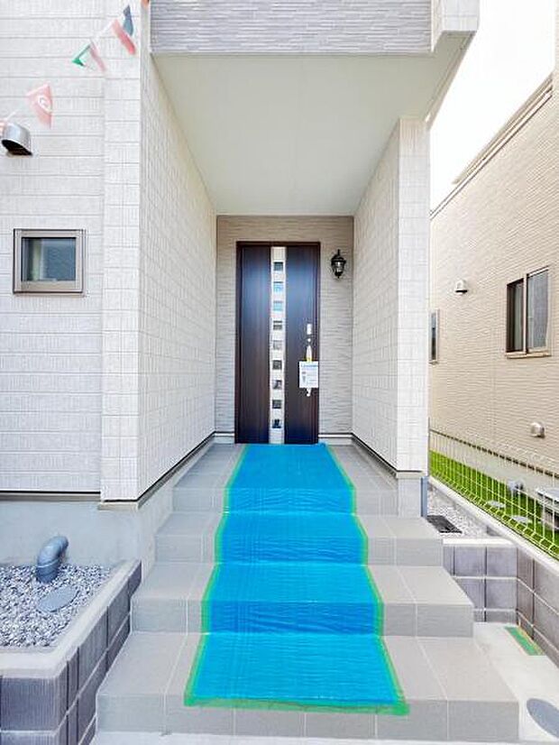 綺麗で明るい玄関でお客様をお迎えいただけます。