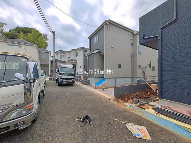 前面道路を含めた現地写真です。