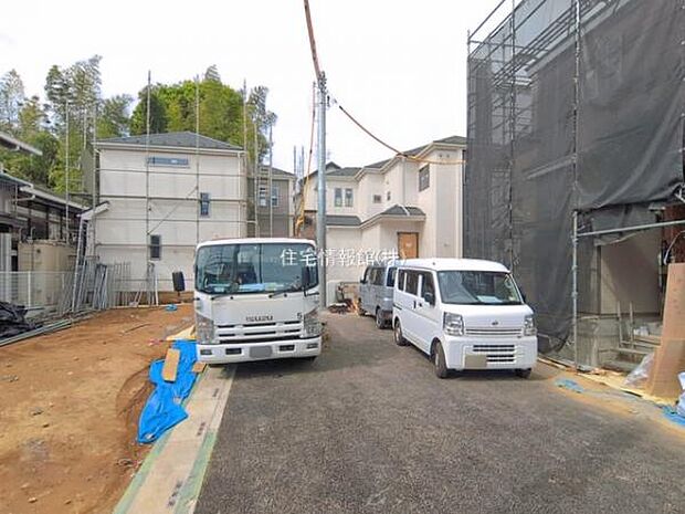 前面道路を含めた現地写真です。
