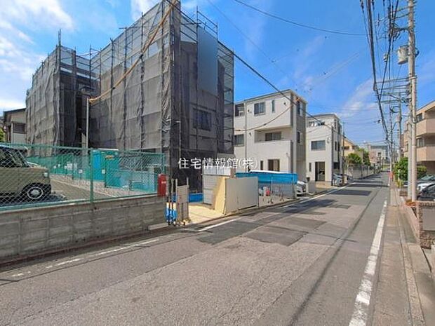 前面道路を含めた現地写真です。