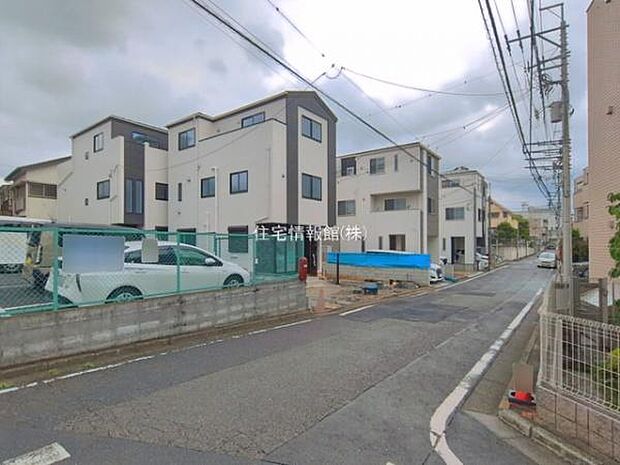 前面道路を含めた現地写真です。
