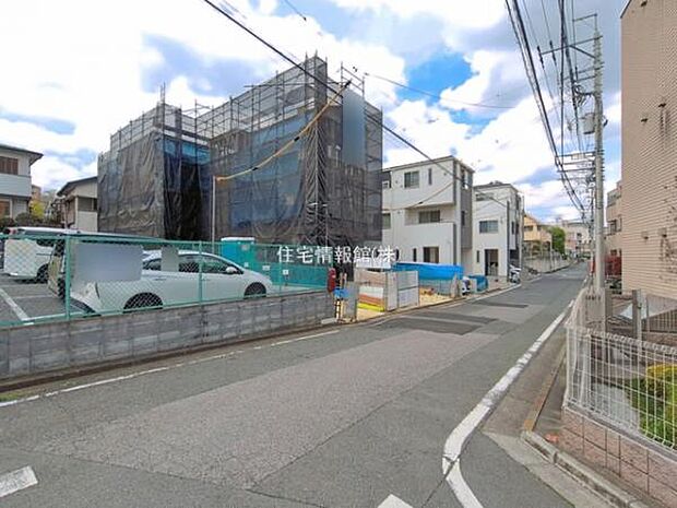 前面道路を含めた現地写真です。