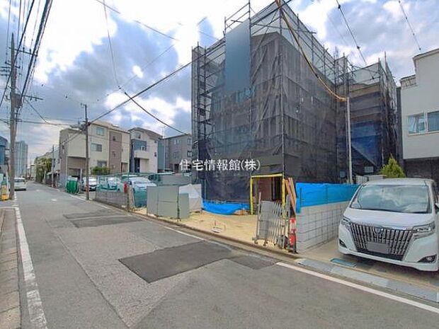 前面道路を含めた現地写真です。