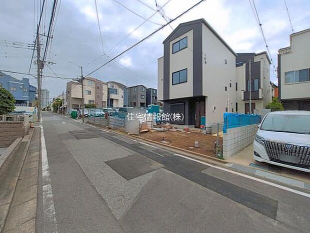 前面道路を含めた現地写真です。