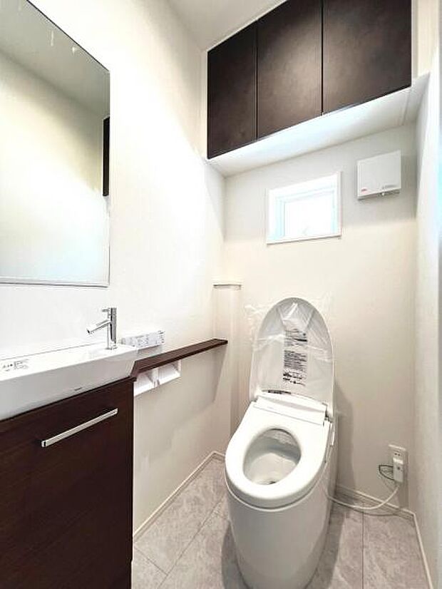 シャワー洗浄機能付のトイレは、清潔感が印象的な空間ですね。