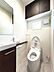 トイレ：シャワー洗浄機能付のトイレは、清潔感が印象的な空間ですね。