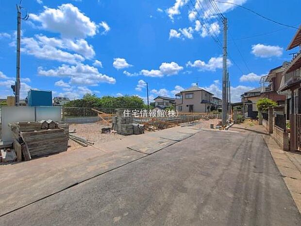前面道路を含めた現地写真です。