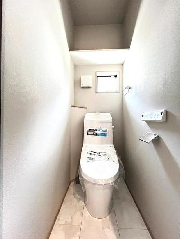 シャワー洗浄機能付のトイレは、清潔感が印象的な空間ですね。