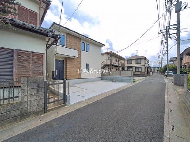 前面道路を含めた現地写真です。