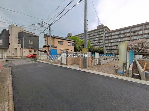 前面道路を含めた現地写真です。
