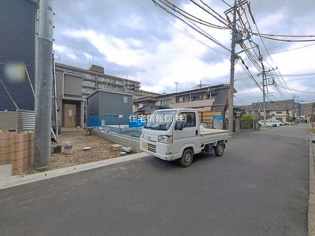 前面道路を含めた現地写真です。