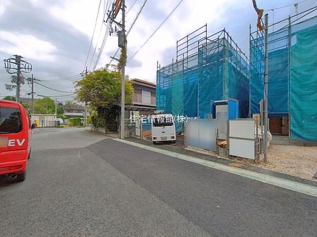 前面道路を含めた現地写真です。