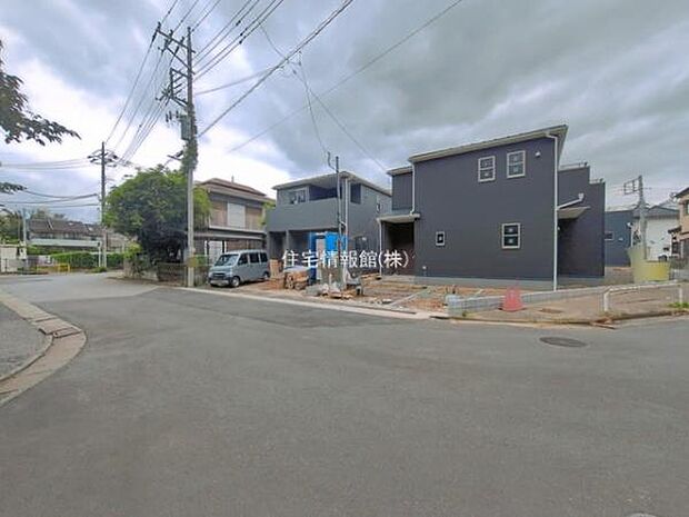 前面道路を含めた現地写真です。