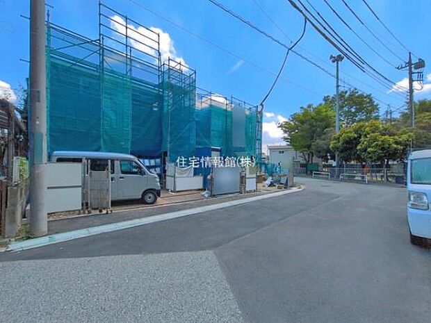 前面道路を含めた現地写真です。