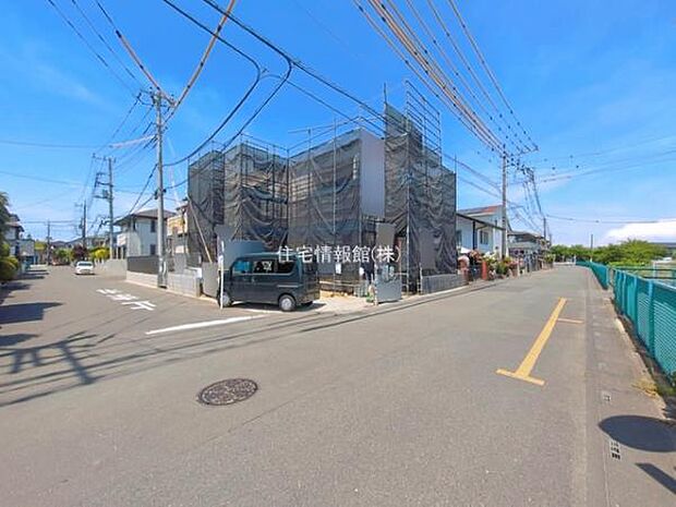 前面道路を含めた現地写真です。