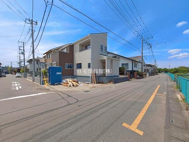 前面道路を含めた現地写真です。