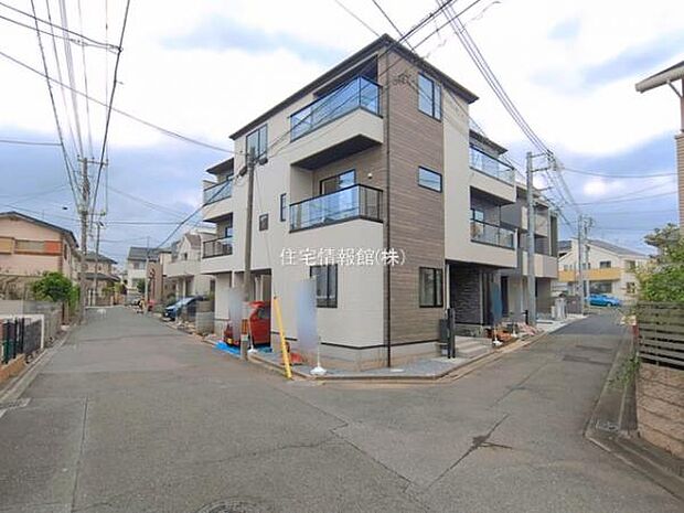前面道路を含めた現地写真です。