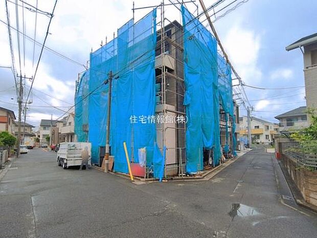 前面道路を含めた現地写真です。