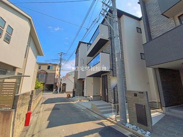 前面道路を含めた現地写真です。