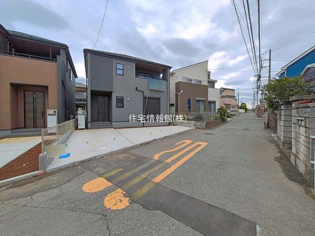 前面道路を含めた現地写真です。