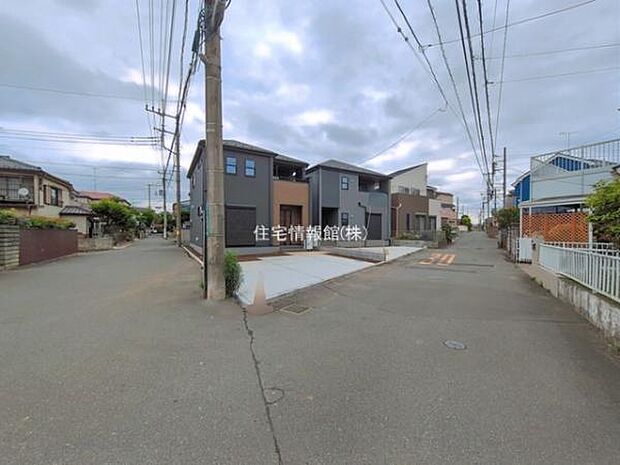 前面道路を含めた現地写真です。
