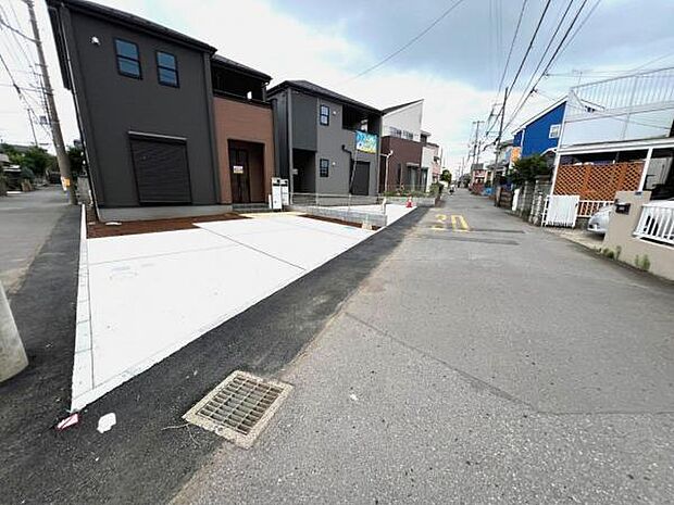 前面道路を含めた現地写真です。ぜひ周辺環境も併せてご覧ください。