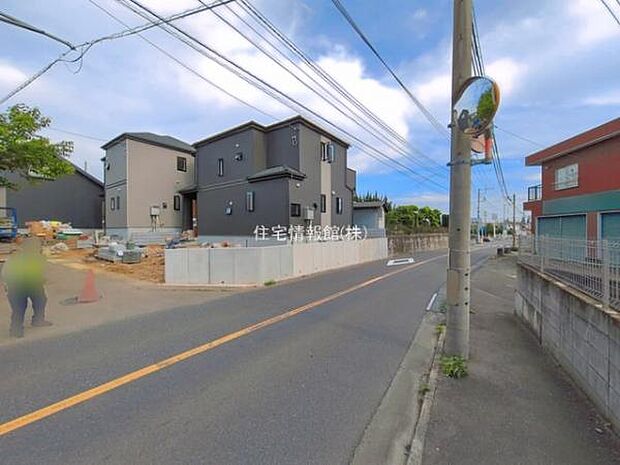 前面道路を含めた現地写真です。