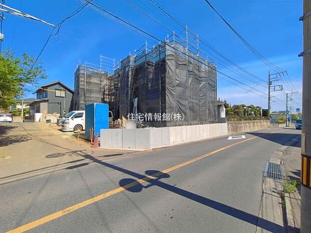 前面道路を含めた現地写真です。