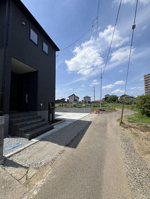 前面道路を含めた現地写真です。