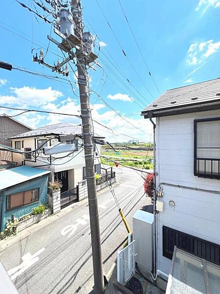 バルコニーからの眺望です。明るい陽射しを浴びながらゆったりと過ごすのも良いですね。