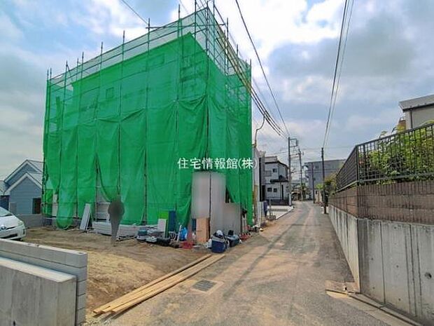 前面道路を含めた現地写真です。