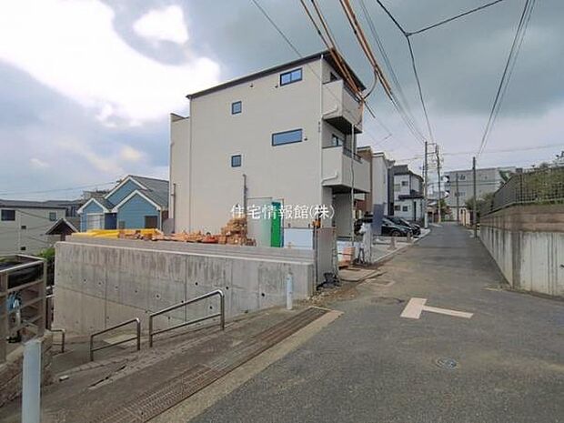 前面道路を含めた現地写真です。