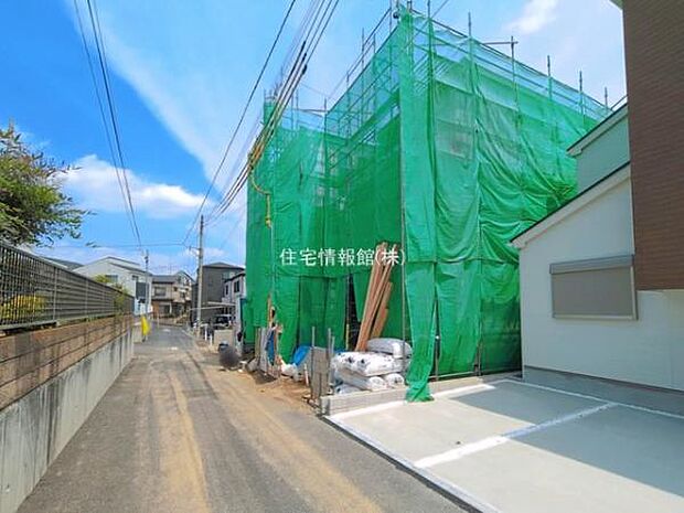前面道路を含めた現地写真です。
