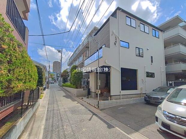 前面道路を含めた現地写真です。