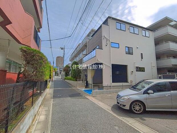 前面道路を含めた現地写真です。
