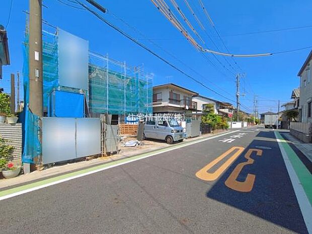 前面道路を含めた現地写真です。